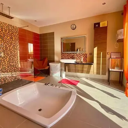 Contemporaine Piscine Jacuzzi Villebret