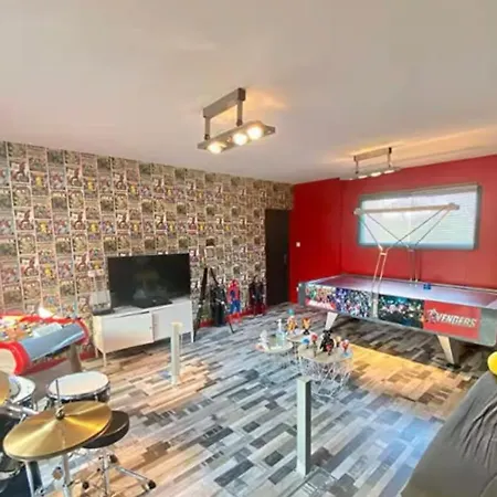 Contemporaine Piscine Jacuzzi Holiday home *